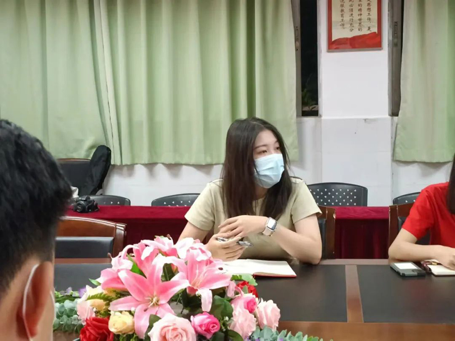 党支部书记饶宏玉发言.jpg