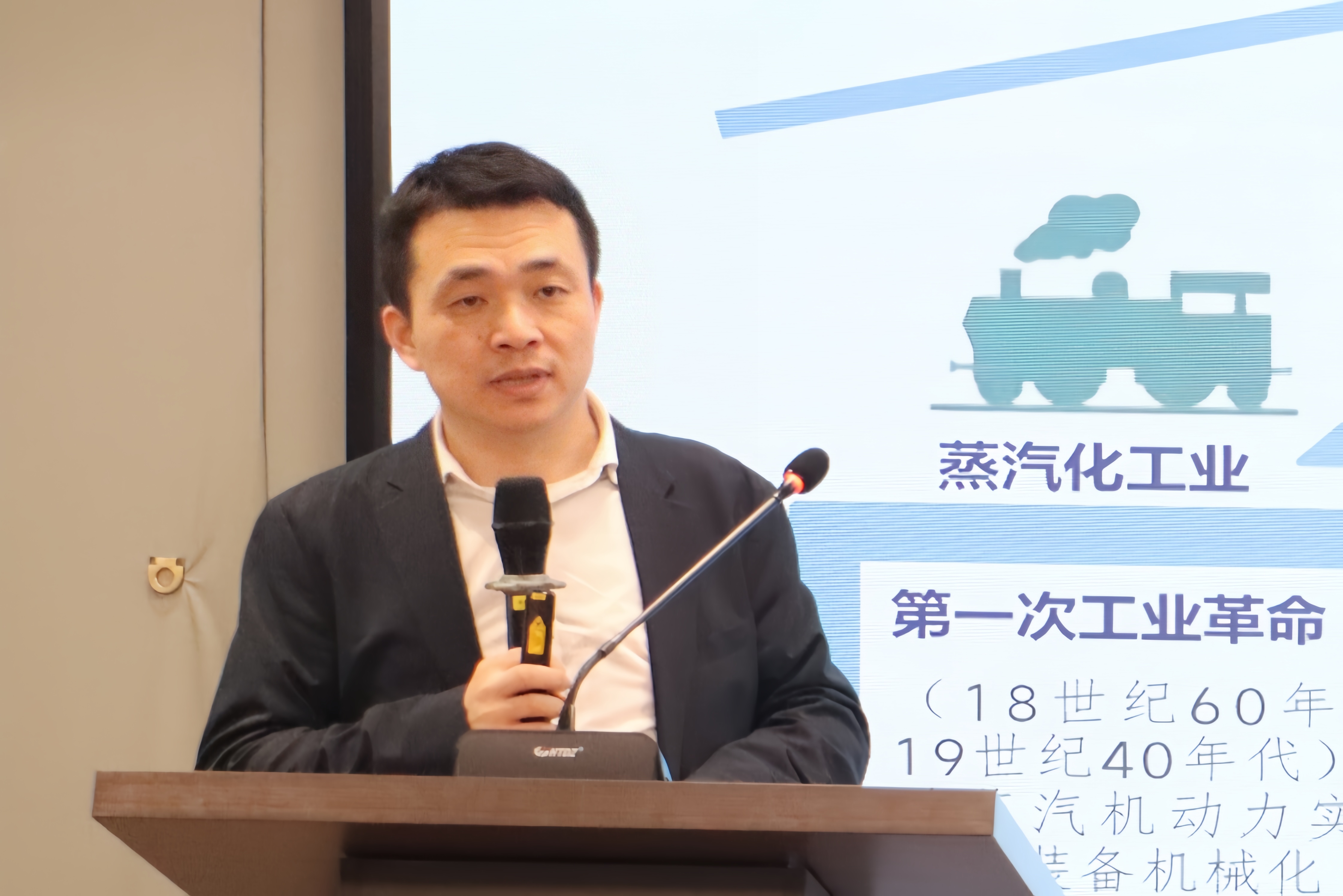 胡小勇讲解.jpg